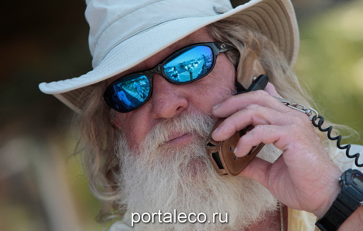 Капитан лодки Брент «Голливуд» Шейвер разговаривает с клиентом